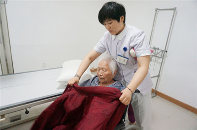 养老服务供给不足 护理人员短板亟须补齐